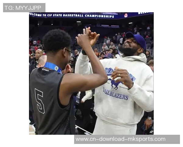 老父亲的骄傲詹姆斯分享多张身穿儿子布莱斯球衣观赛的温馨瞬间